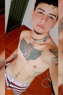 678532891 - Joven latino vergoncito y lechero