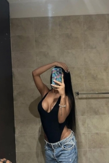 Hola mis amores soy luhana una chica muy sexy y atrevida me encanta mucho conocer personas nuevas y pasarla de lo más rico 