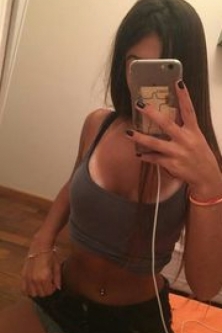 .Buenas, soy una chica nueva aquí y quiero aclarar que busco máxima discreción en todo lo que haga. Haría videos, sexting o videollamadas. Haria de todo lo que me pidáis, y no tengo problema en mostrar mi cara si de verdad siento que hay confianza, me gustaría alguien con quien poder repetir a menudo más que muchas personas diferentes. Atiendo solo por WhatsApp.