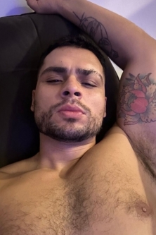 Estoy localizando en el centro de Madrid, Soy Brasileño PornoStar por poco dias en la Ciudad, mi atendimento es completo!

Estoy solo por esta semana en la ciudad 